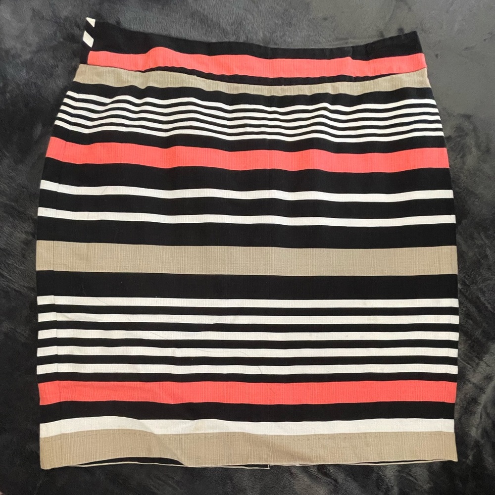 Banana Republic Pencil Skirt, size 8, stripped